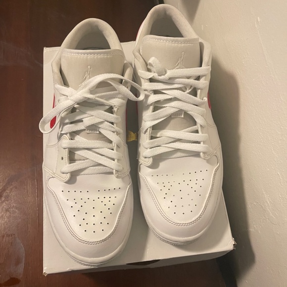 Air Jordan 1 low top (women’s) - Picture 3 of 6